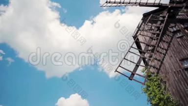夏季蓝天彩云的传统古木风车
